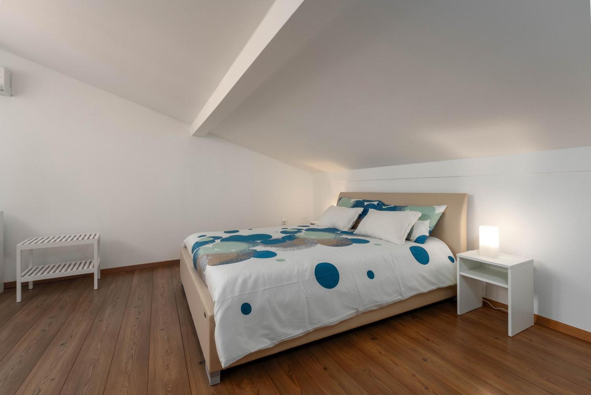 Degrassi Square Apartments (Adults Only) Vrsar Eksteriør bilde