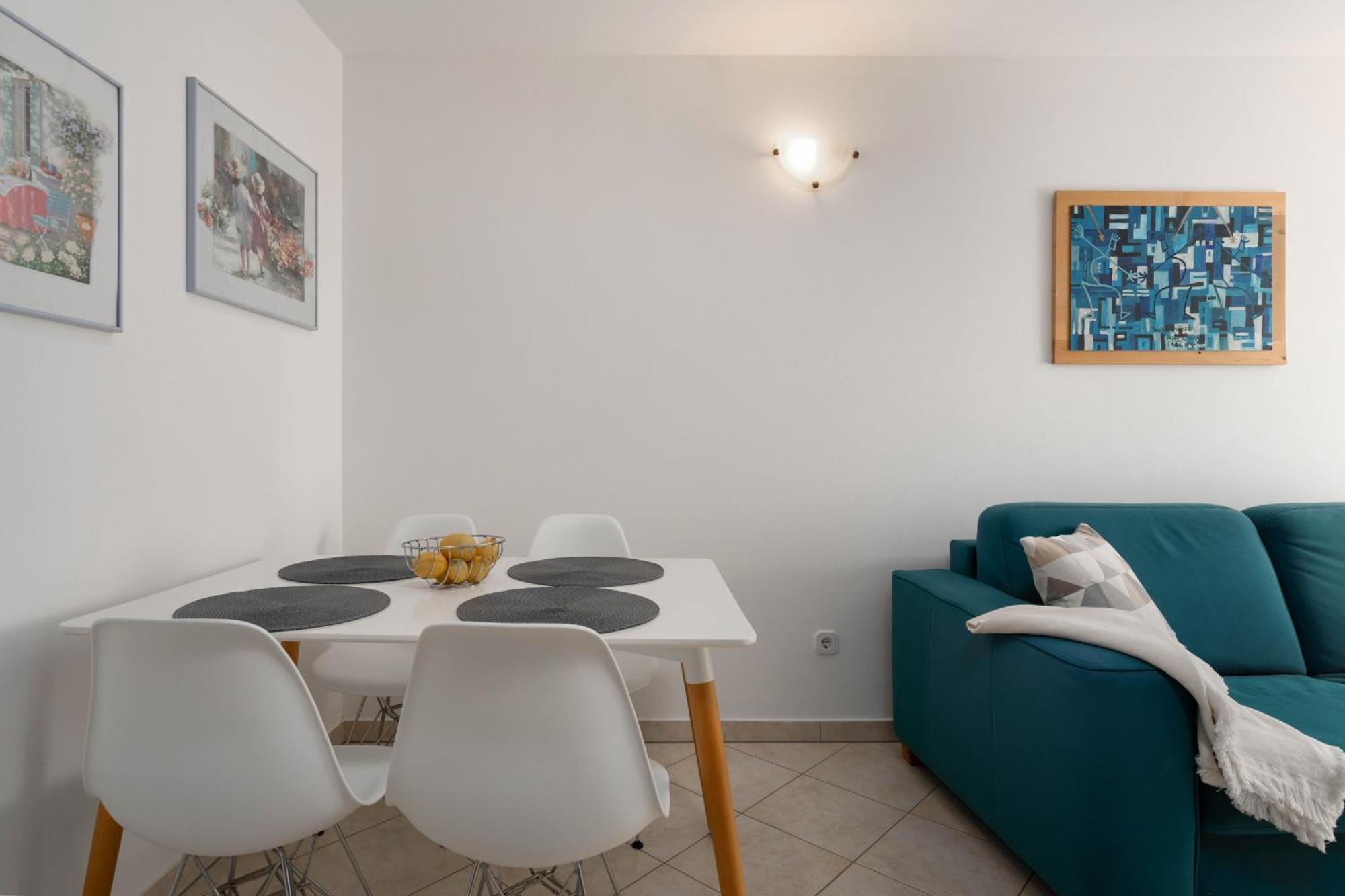 Degrassi Square Apartments (Adults Only) Vrsar Eksteriør bilde