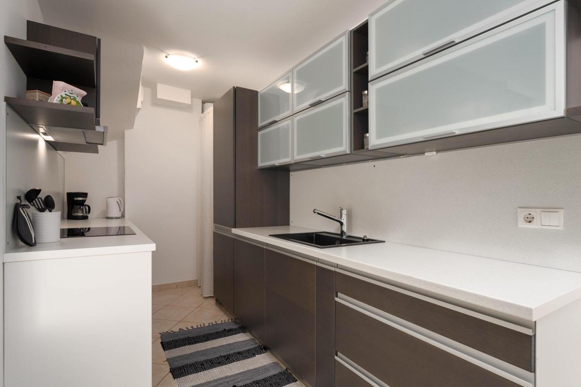 Degrassi Square Apartments (Adults Only) Vrsar Eksteriør bilde