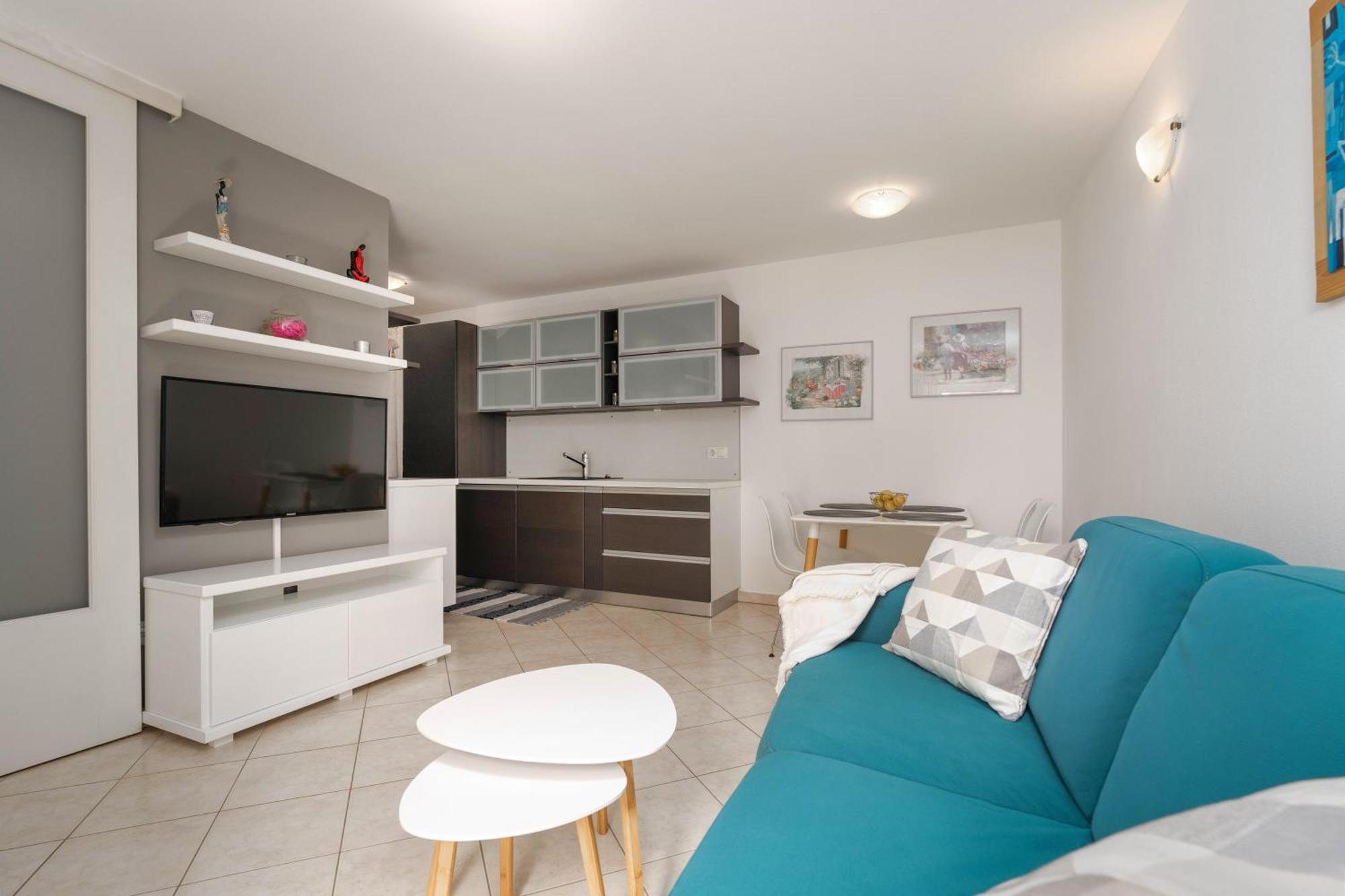 Degrassi Square Apartments (Adults Only) Vrsar Eksteriør bilde