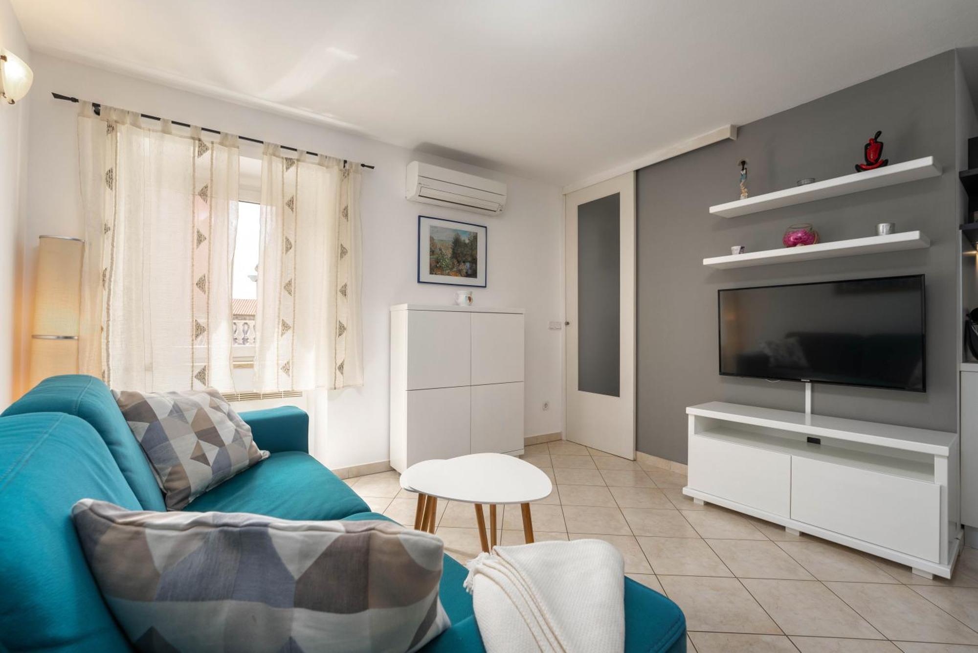 Degrassi Square Apartments (Adults Only) Vrsar Eksteriør bilde