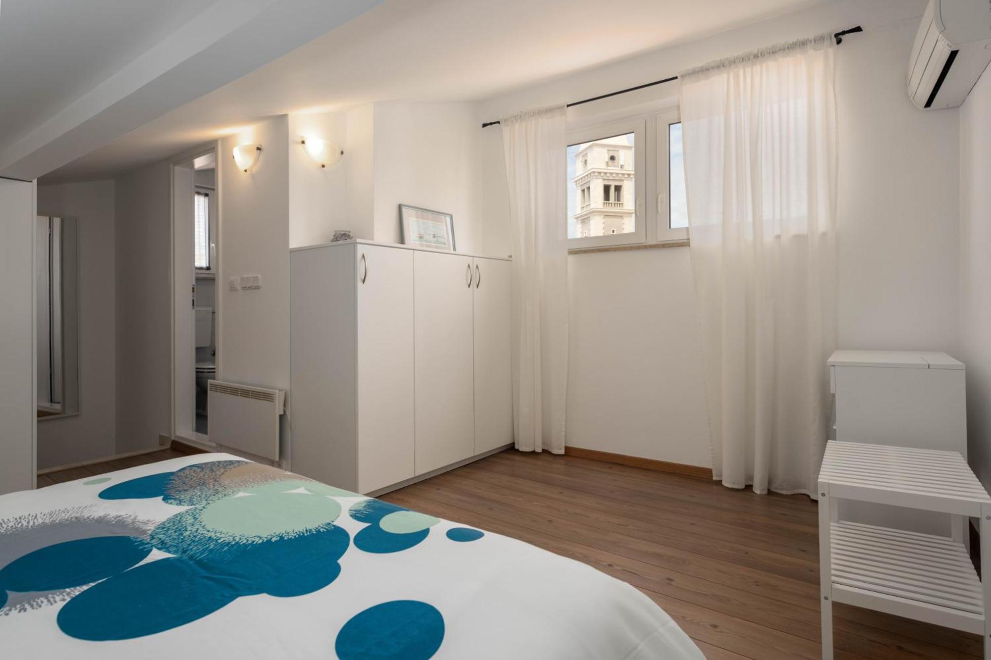 Degrassi Square Apartments (Adults Only) Vrsar Eksteriør bilde