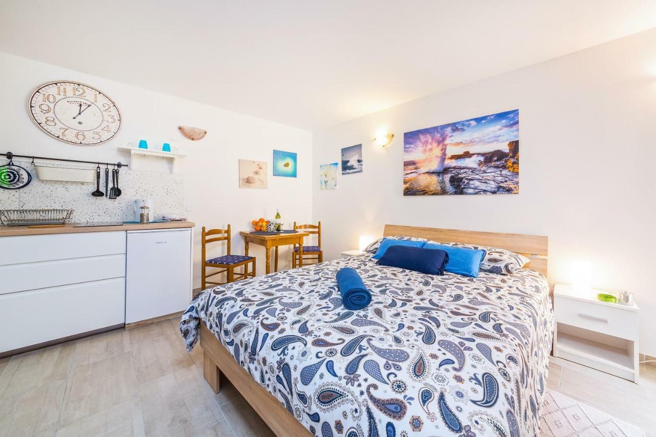 Degrassi Square Apartments (Adults Only) Vrsar Eksteriør bilde