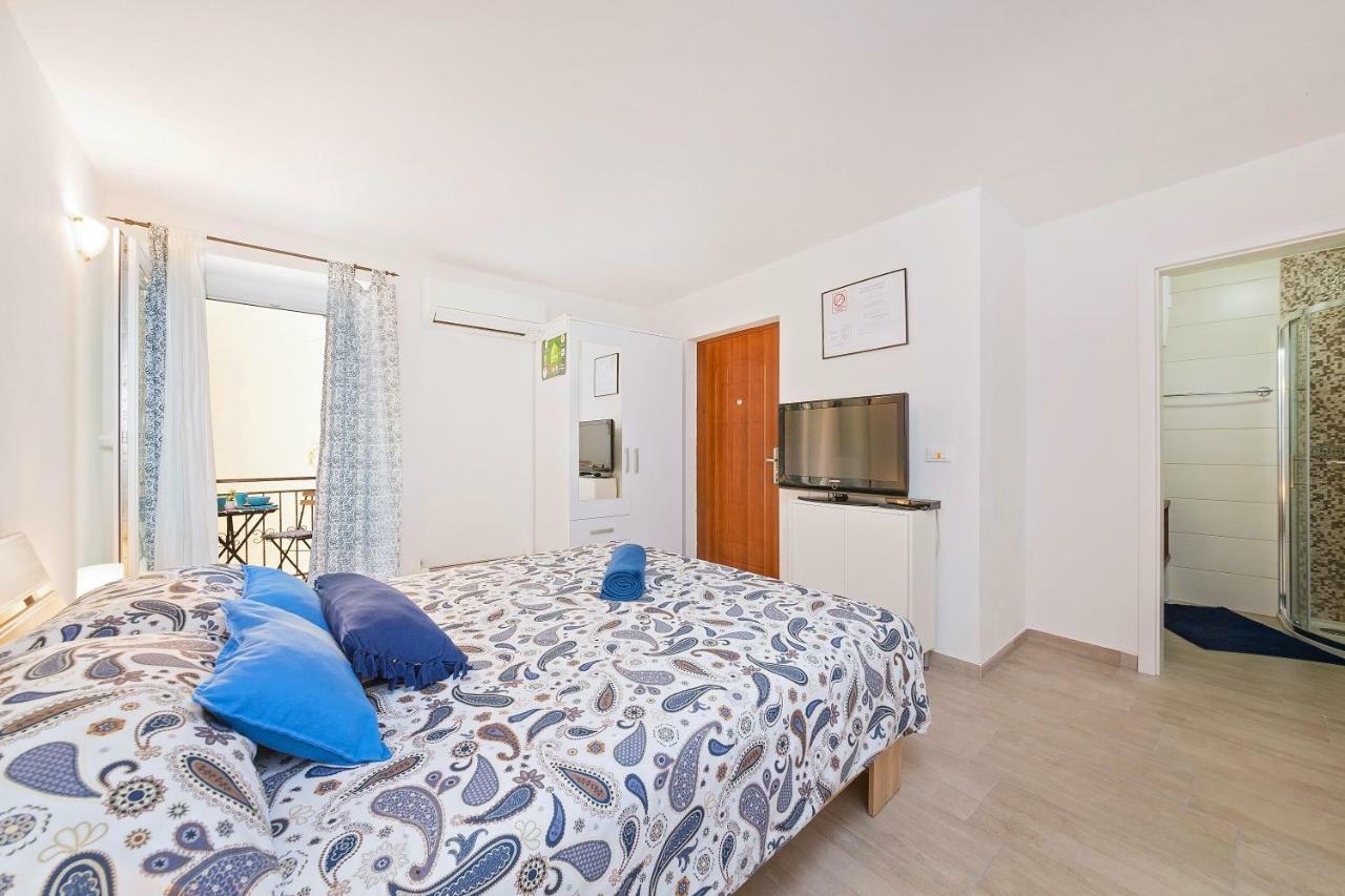 Degrassi Square Apartments (Adults Only) Vrsar Eksteriør bilde