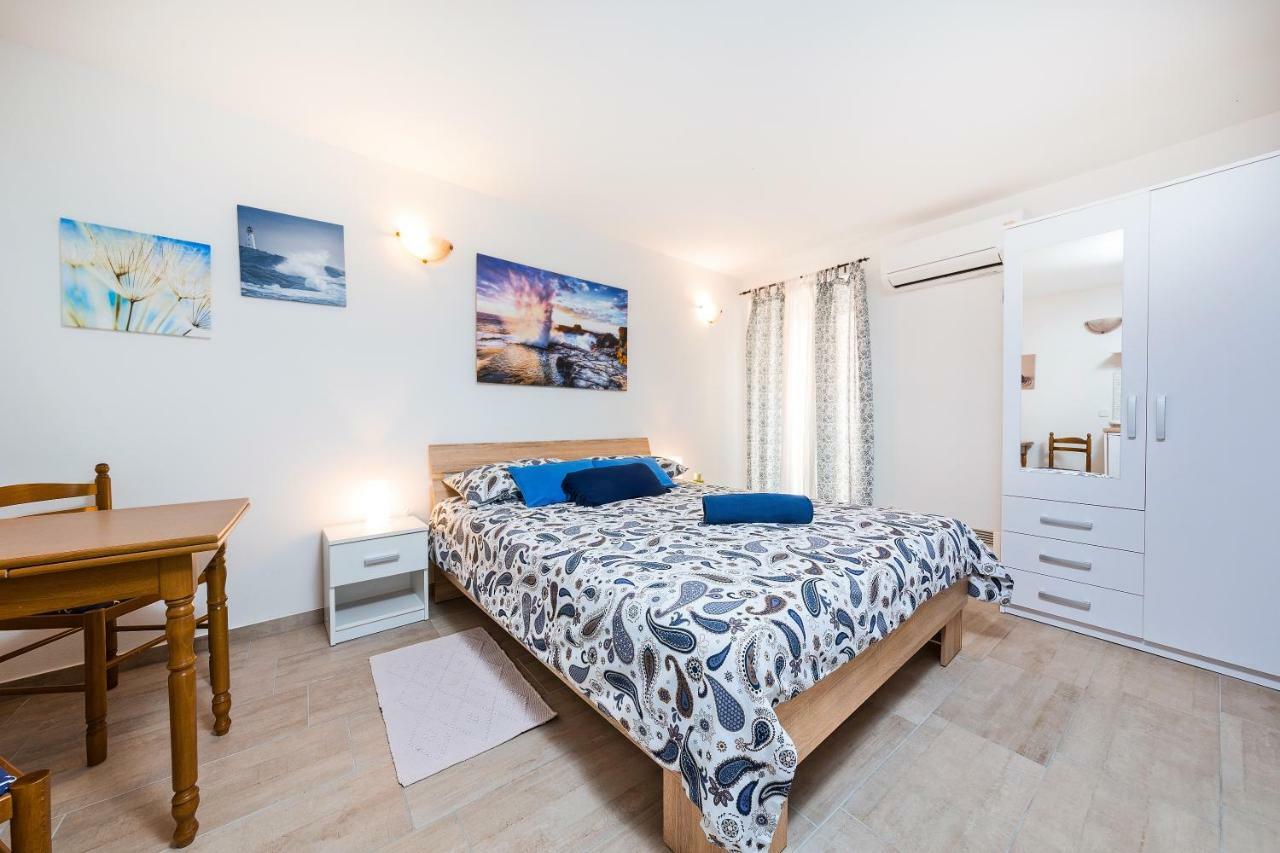 Degrassi Square Apartments (Adults Only) Vrsar Eksteriør bilde