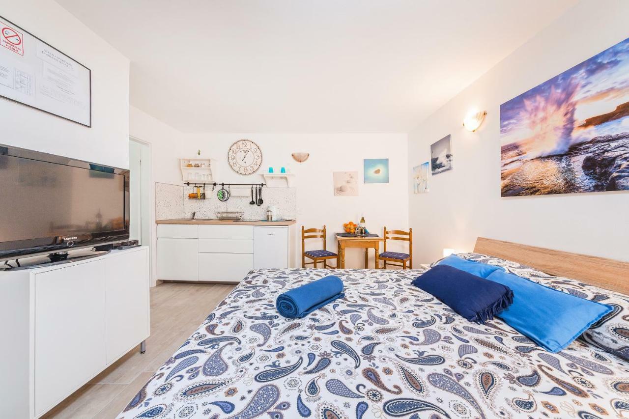 Degrassi Square Apartments (Adults Only) Vrsar Eksteriør bilde