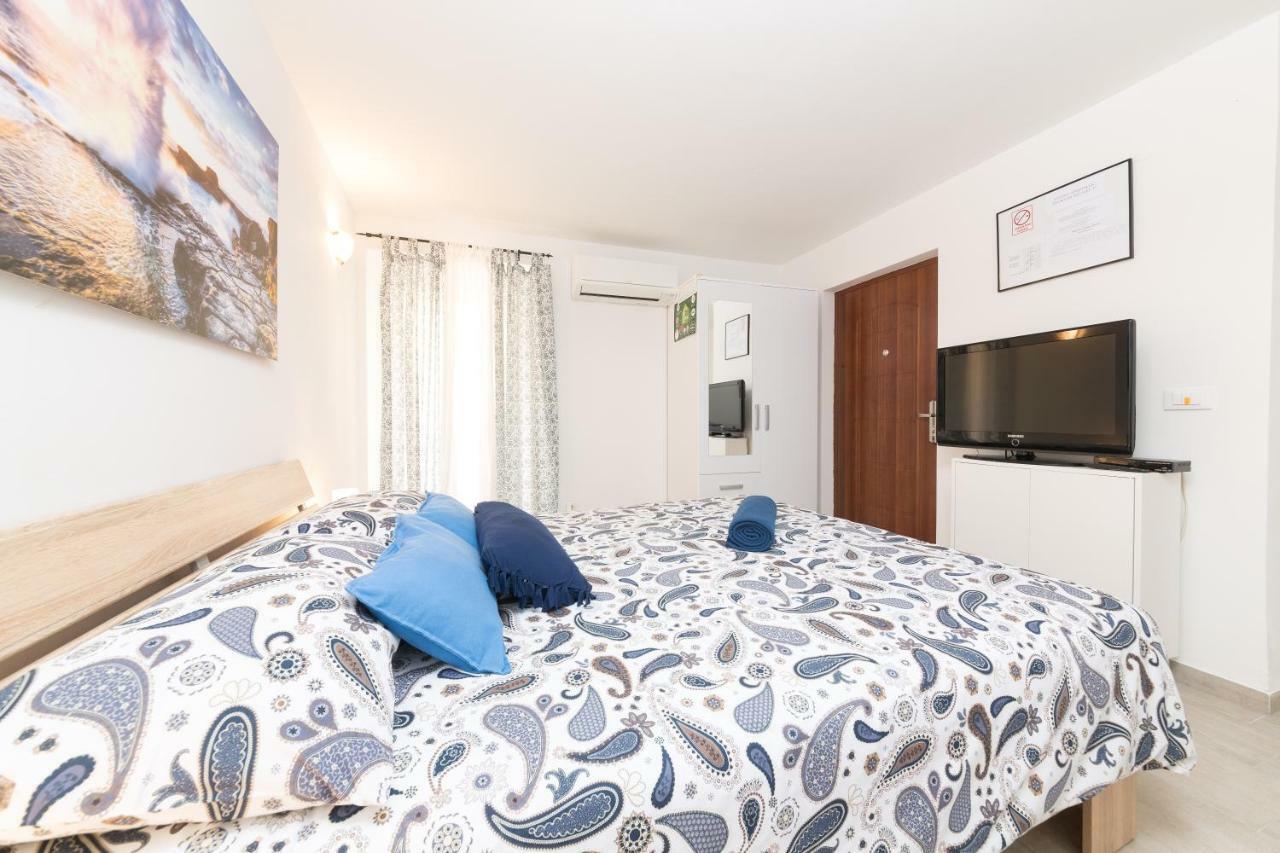 Degrassi Square Apartments (Adults Only) Vrsar Eksteriør bilde
